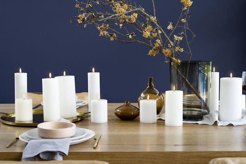 Pillar-Candles-nordic-white-dining-table-against-blue-wall-small Uyuni LED Stumpenkerze 5x7,5cm melted nordic white