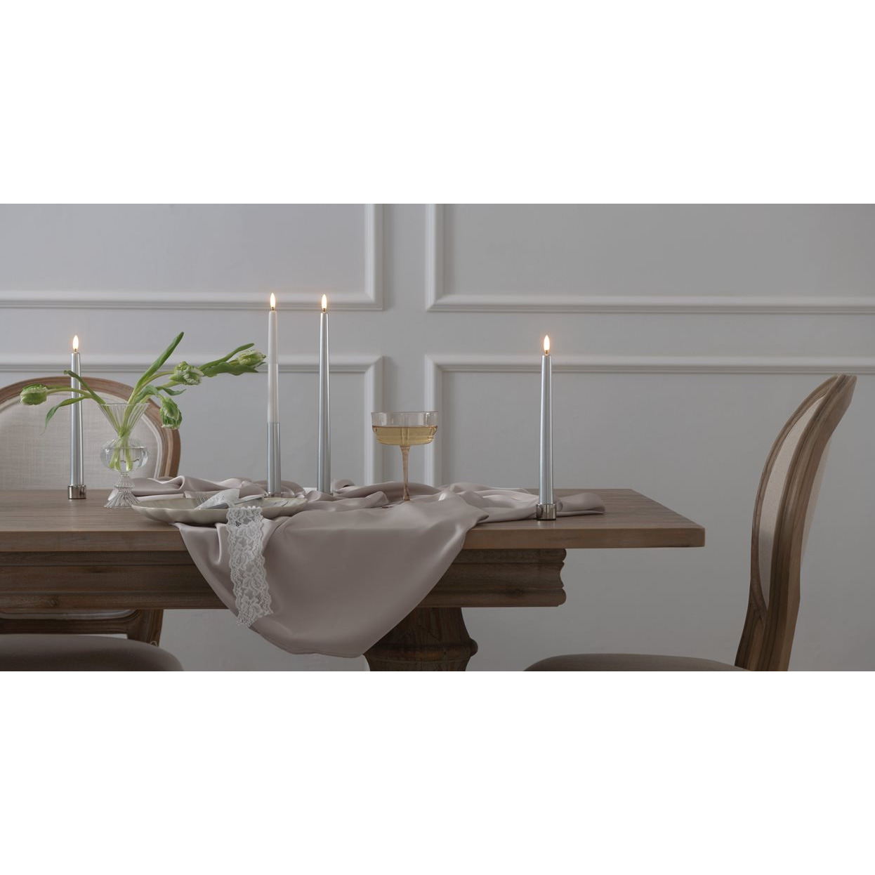 Piffany LED Spitzkerze Soft-fit Cap 2,3x25cm 2er-Set Tischgedeck, Tischläufer, Kerzen, Glasweinkelch, Holztisch