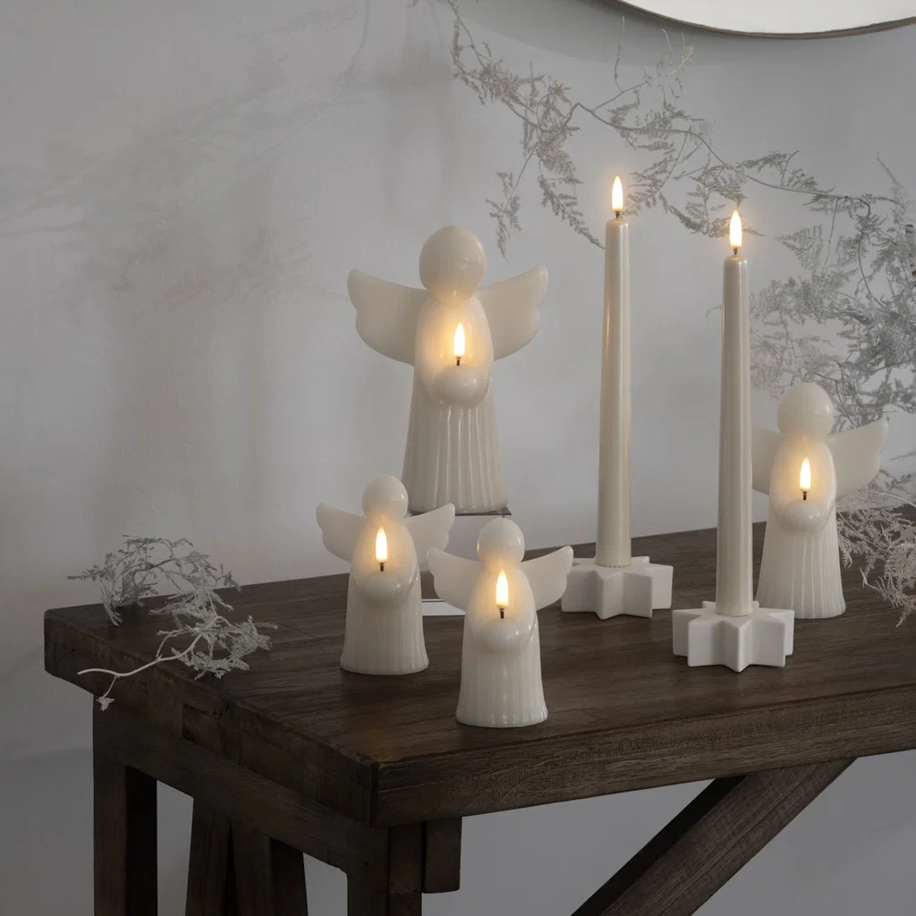 Weihnachtsdeko, Engel, Kerzenhalter, Kerzen, Holztisch