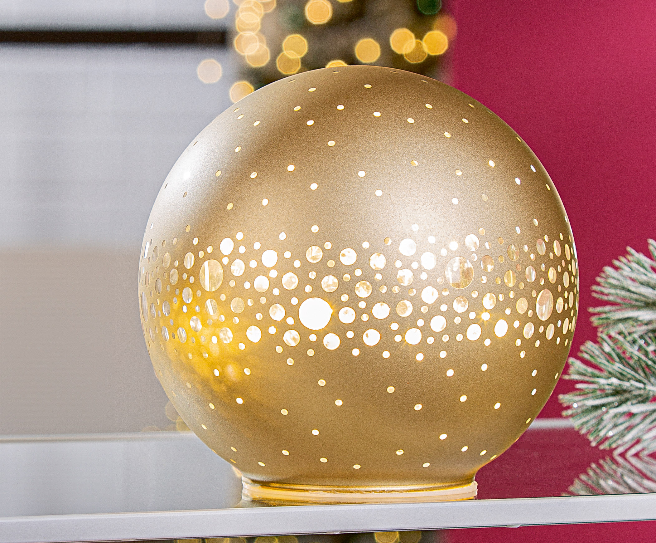 Weihnachtsdekoration, Goldfarbige Kugel, Lampe, Lochmuster, Baumkugel