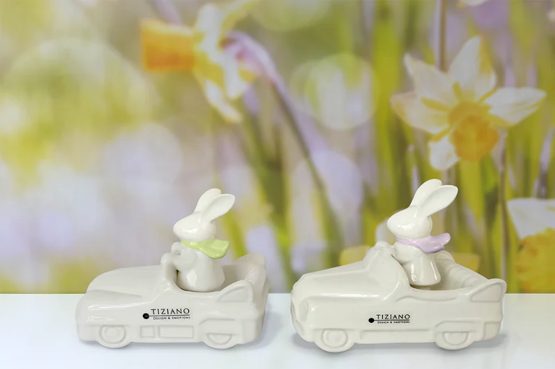 Hase Albano im Auto mit Schal 12,5cm Hase Albano im Auto mit Schal 12,5cm