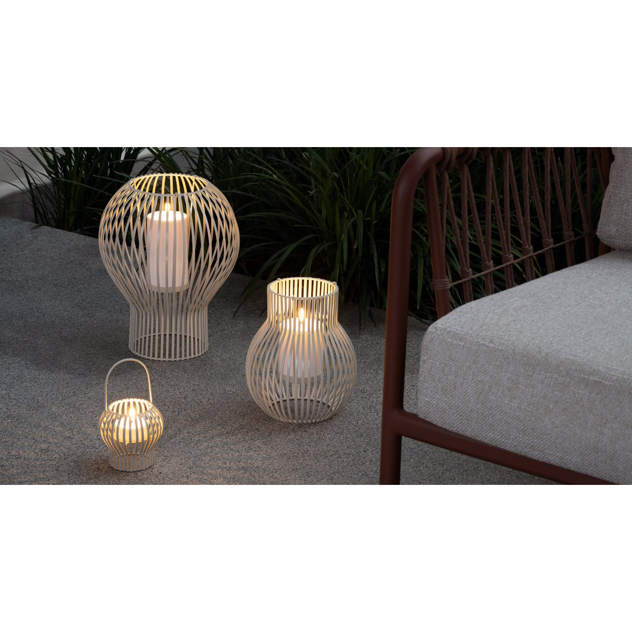 Upside Down Lantern von Piffany, Outdoor, Large, Light Grey Latern, Außenleuchte, Windlicht, Rattan, Kugel