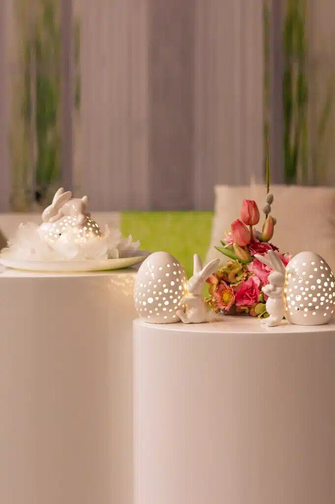 Hase Leona mit LED Ei liegend cremeweiß