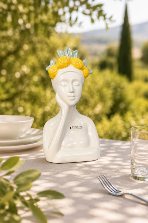 porzellanfigur, frauenkopf, blumenkrone, weiße glasur, tischdekoration