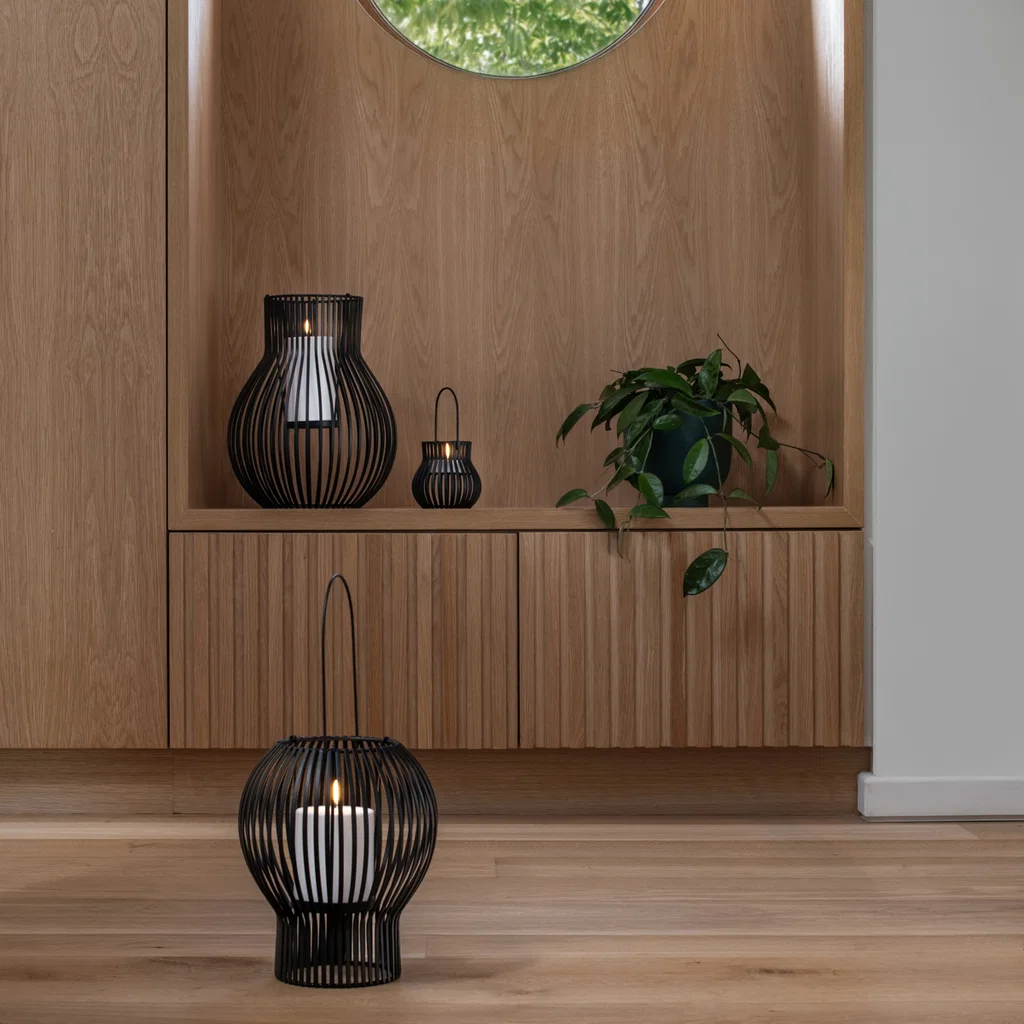Holzschrank, Wandregal, Wohnzimmerdeko, Metalllaterne, Kerzenhalter