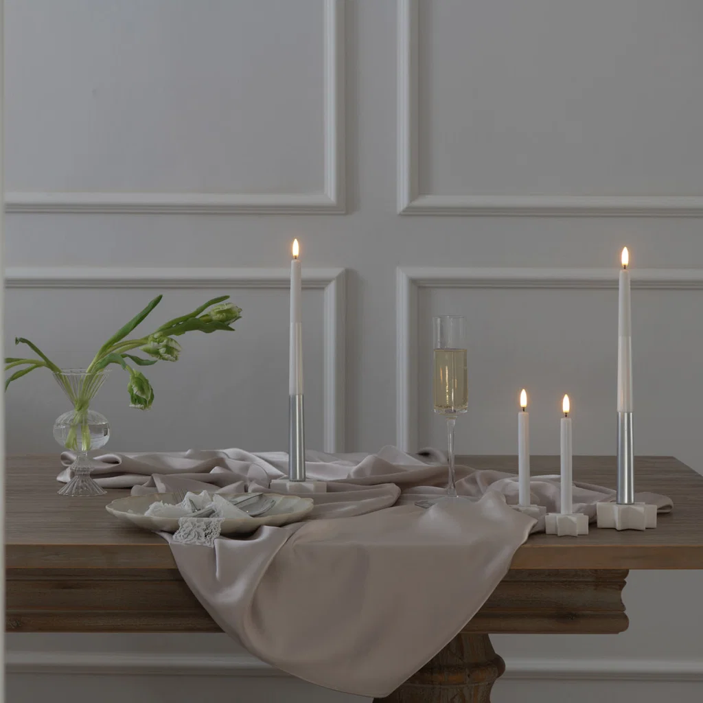 Tischdecke, Kerzen, Weißer Kerzenständer, Blumen vase, Stilvoller Dekotisch