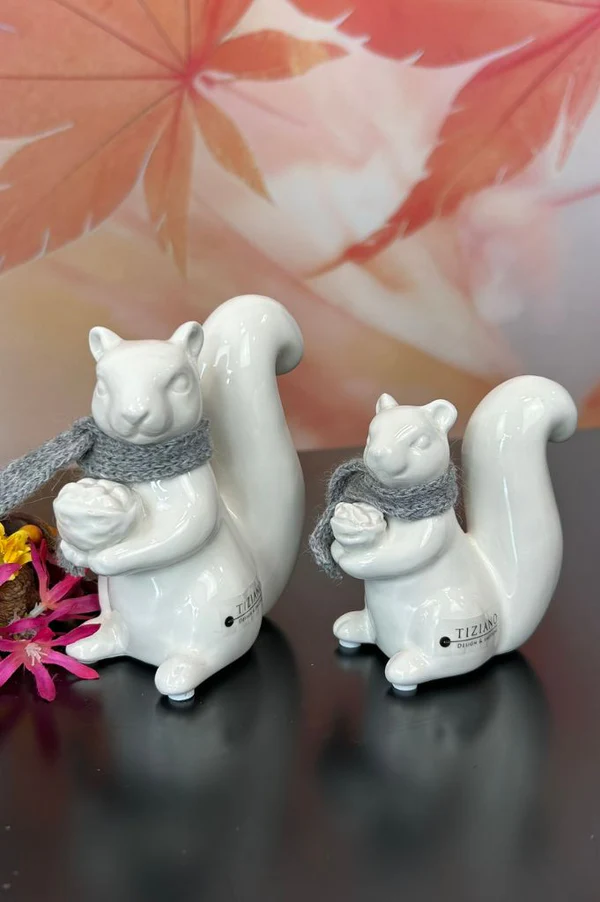 Eichhörnchen Robert mit Nuss 13cm cremeweiß