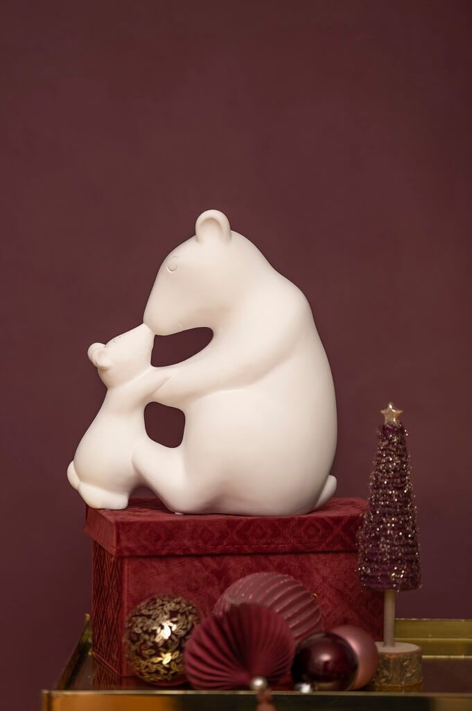 Eisbär mit Schal sitzend 19cm