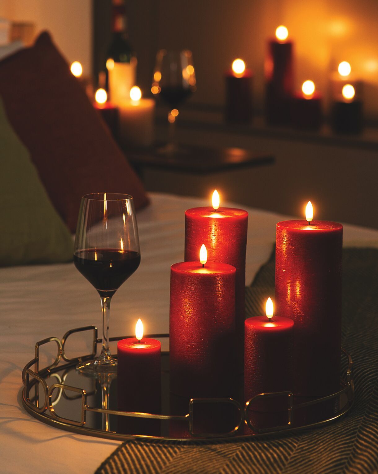 Pillar-Candles-carmine-red-on-bed-with-wine Uyuni LED Stumpenkerze 5,8x15cm Carmine Red