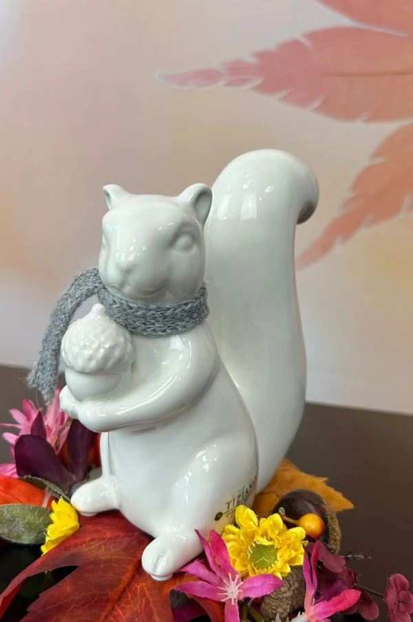 Eichhörnchen Robert mit Eichel 10cm cremeweiß Eichhörnchen Robert mit Eichel 10cm cremeweiß