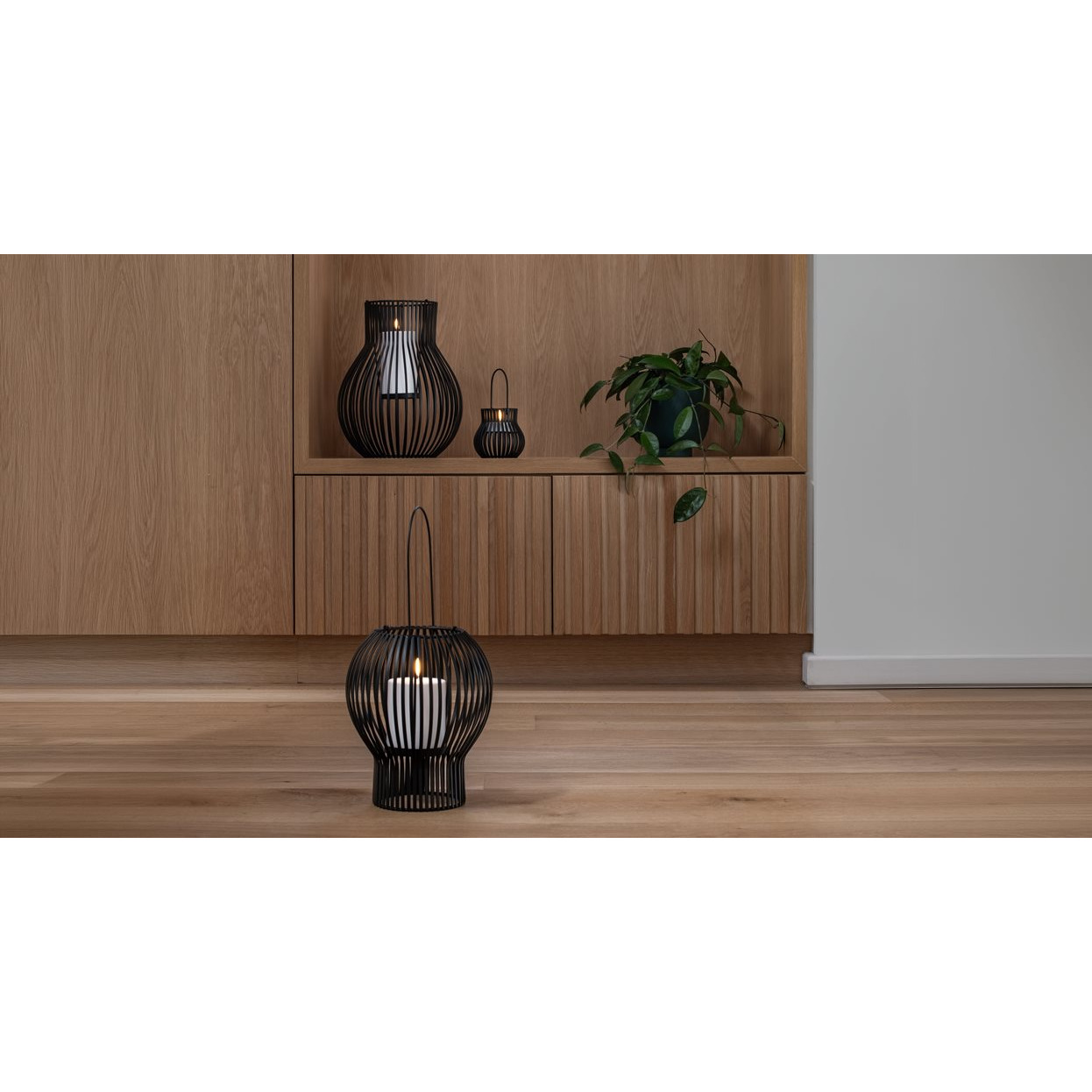 Upside Down Lantern von Piffany, Outdoor, Small, Schwarz Laterne, Kerze, Holzschrank, Wohnkultur, Pflanzenregal