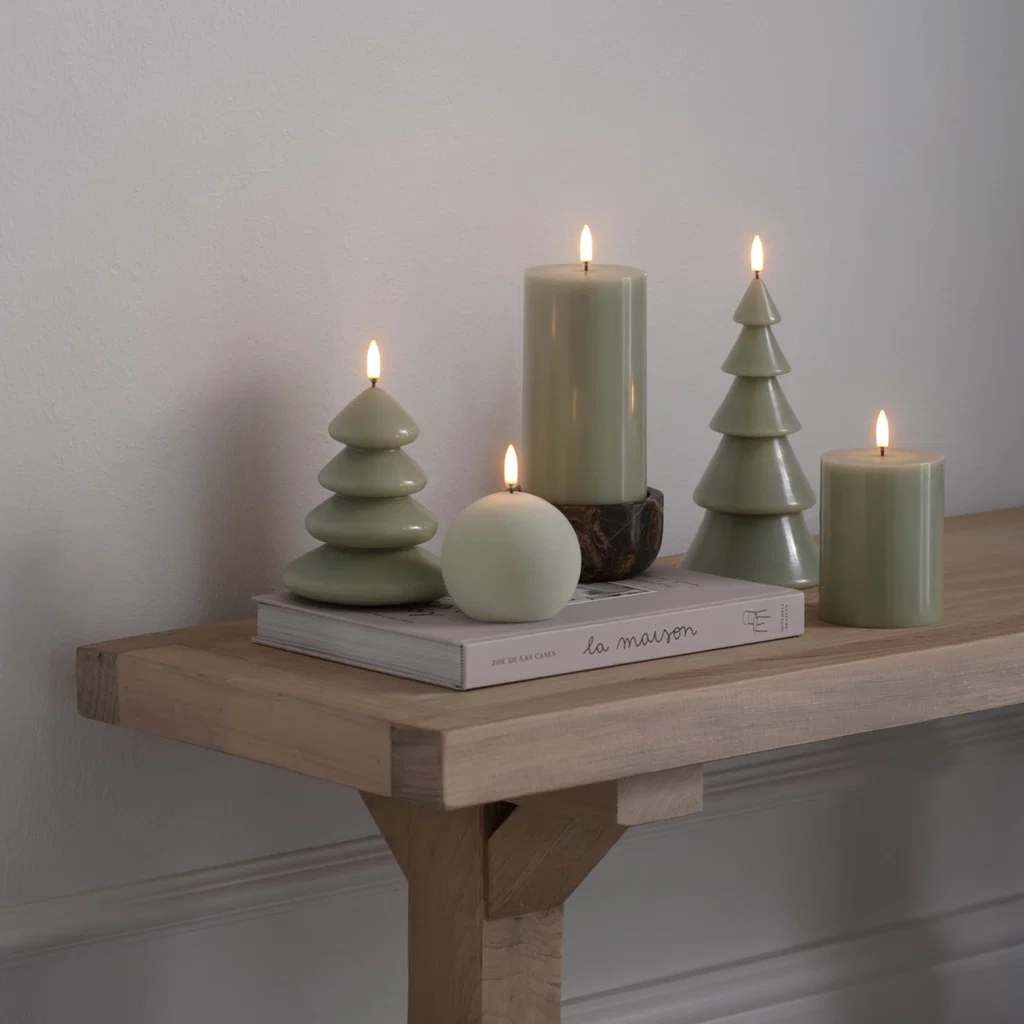 Piffany LED Stumpenkerze, Sage Green, 7,8x15cm, glatt kerzen, deko kerzen, grüne kerzen, gestapelte baum kerzen, holzregal dekoration