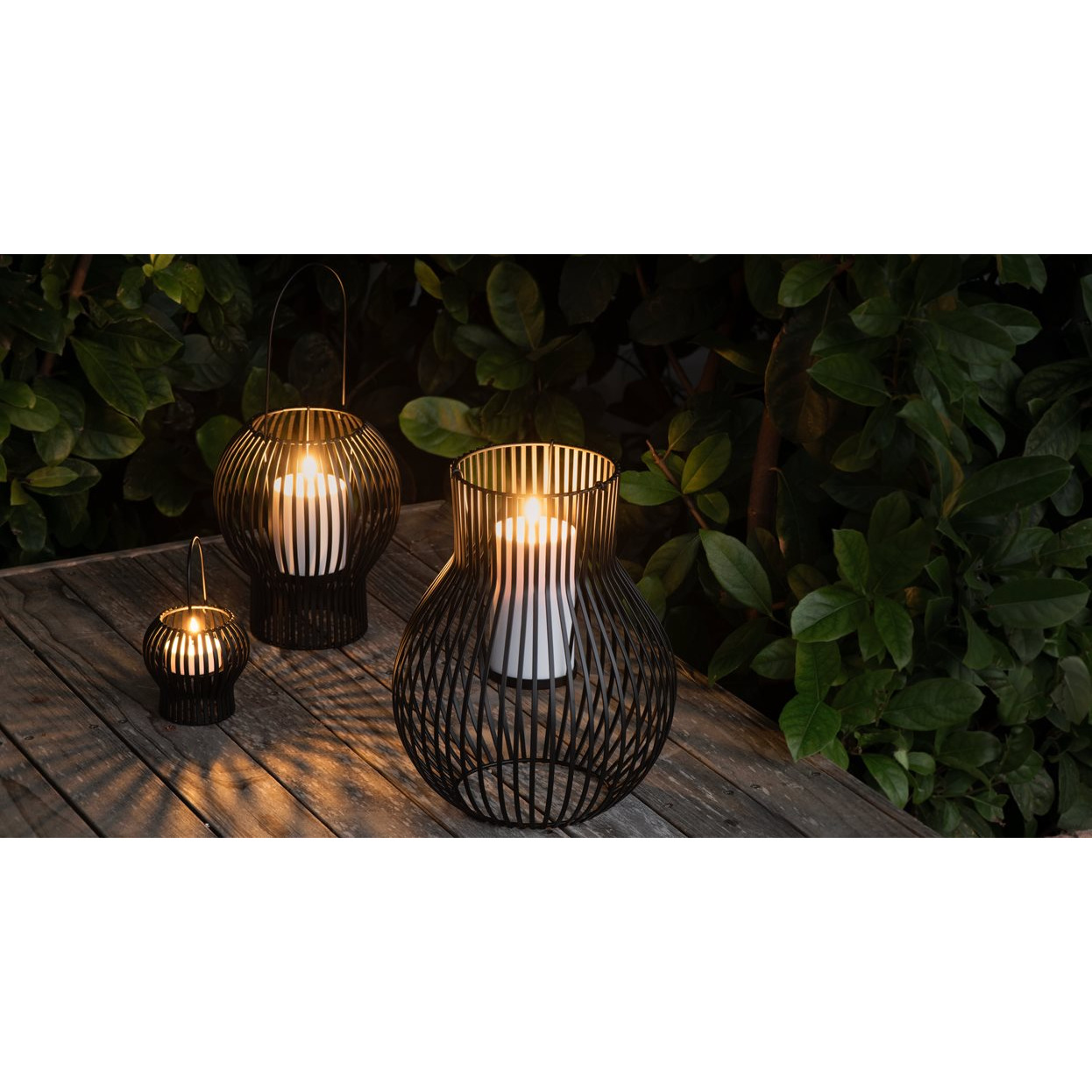 Upside Down Lantern von Piffany, Outdoor, Small, Schwarz Laternen, Lichter, Garten, Korb-Design, Kerzenhalter