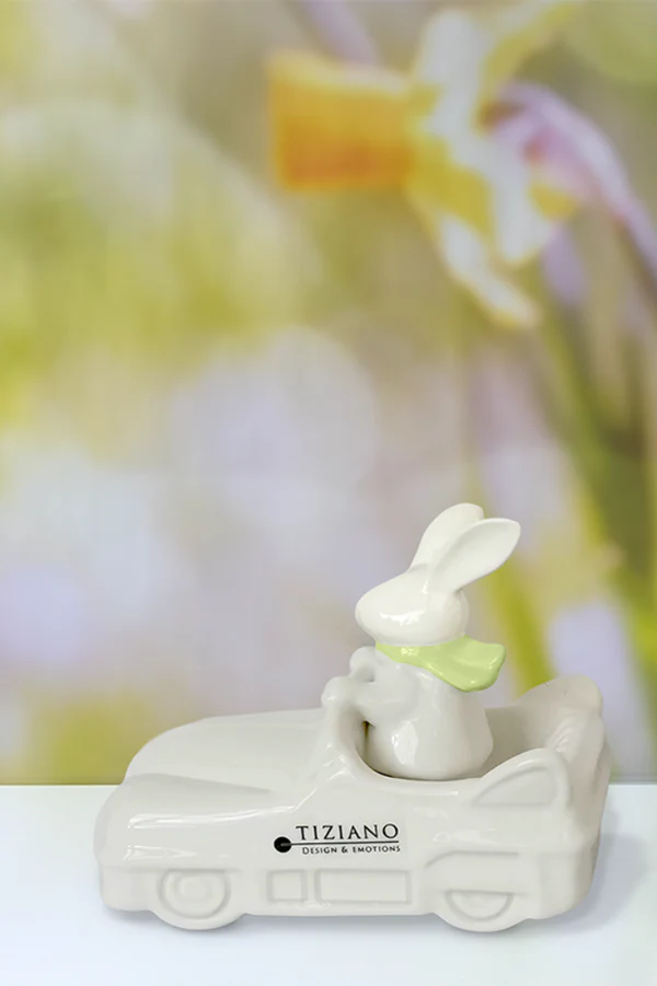 Hase Albano im Auto mit Schal 12,5cm Hase Albano im Auto mit Schal 12,5cm