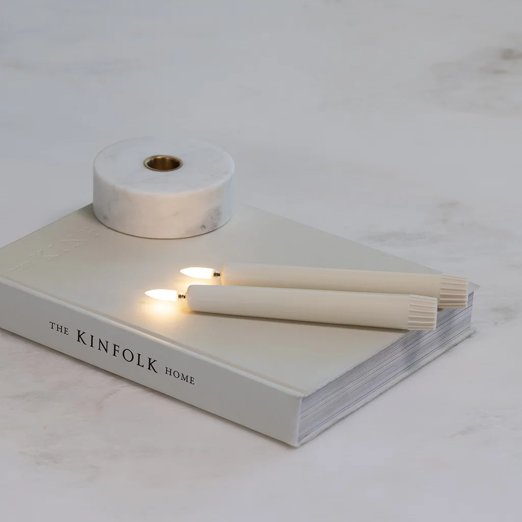 Piffany LED Stabkerze, Elfenbein, glatt, 2er-Set, 2,3x16,4cm LED-Kerzen, Stabkerzen, Elfenbeinweiß, Flackernde Flamme, Geriffelter Sockel