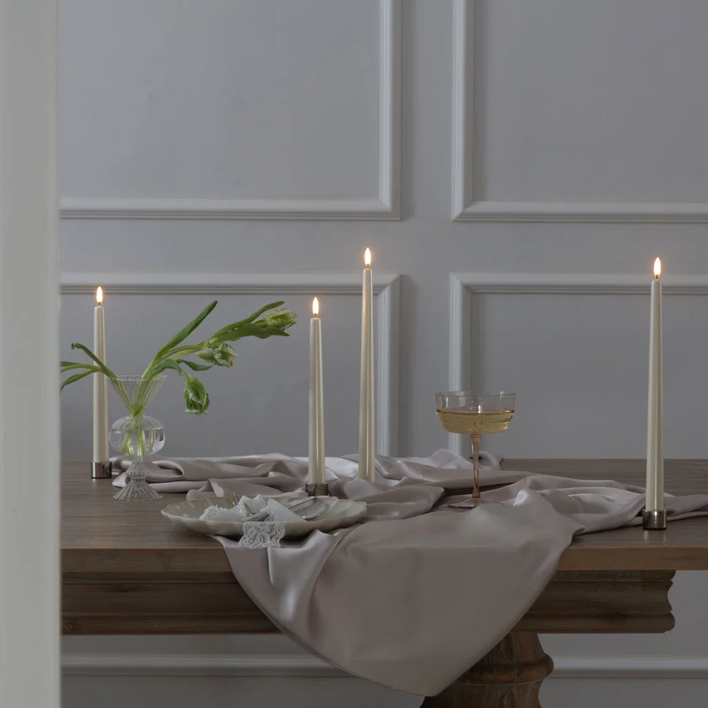 Tischdeko, Hochzeitstisch, Kerzen, Weißes Tuch, Blumen