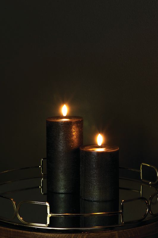 Pillar-Candles-forest-black-dark-room-on-reflective-side-table-small Uyuni LED Stumpenkerze 7,8x15cm Forest Black