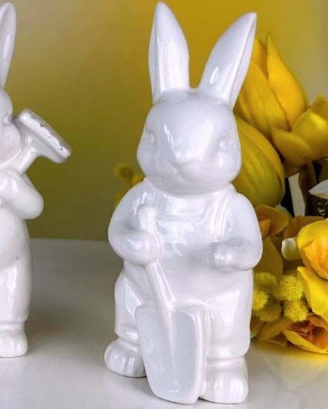 Hase Gino mit Schaufel 8cm cremeweiß Hase Gino mit Schaufel 8cm cremeweiß
