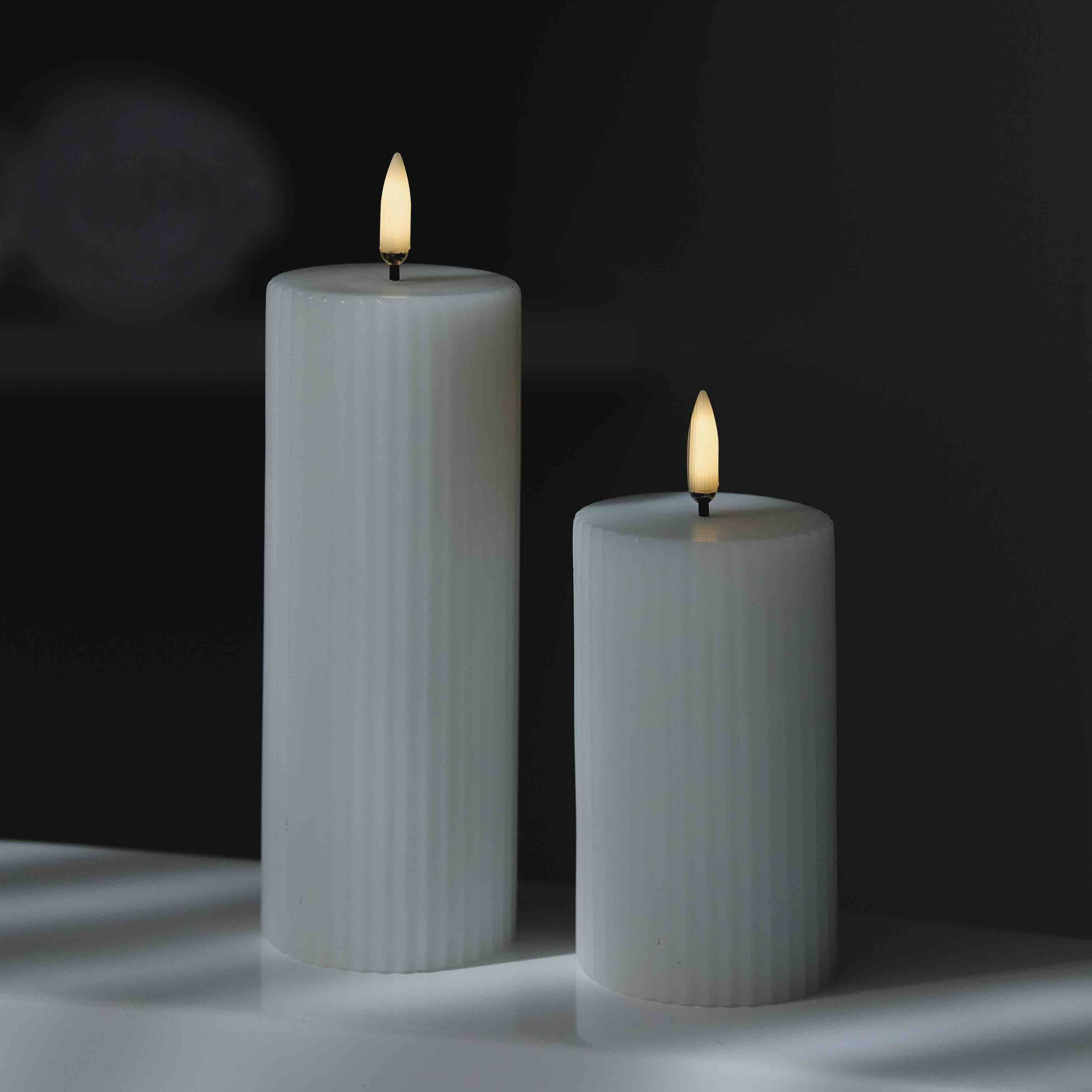 MHA-UL-01-68-e1678882252843 Uyuni LED Stumpenkerze 5,8x15cm Nordic White geriffelt