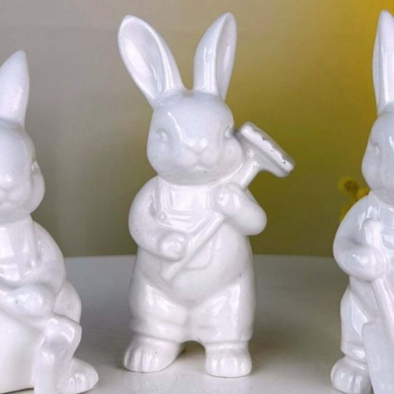 Hase Gino mit Harke 8cm cremeweiß Kunst, Porzellan, Töpferei, Figur, Spielzeug