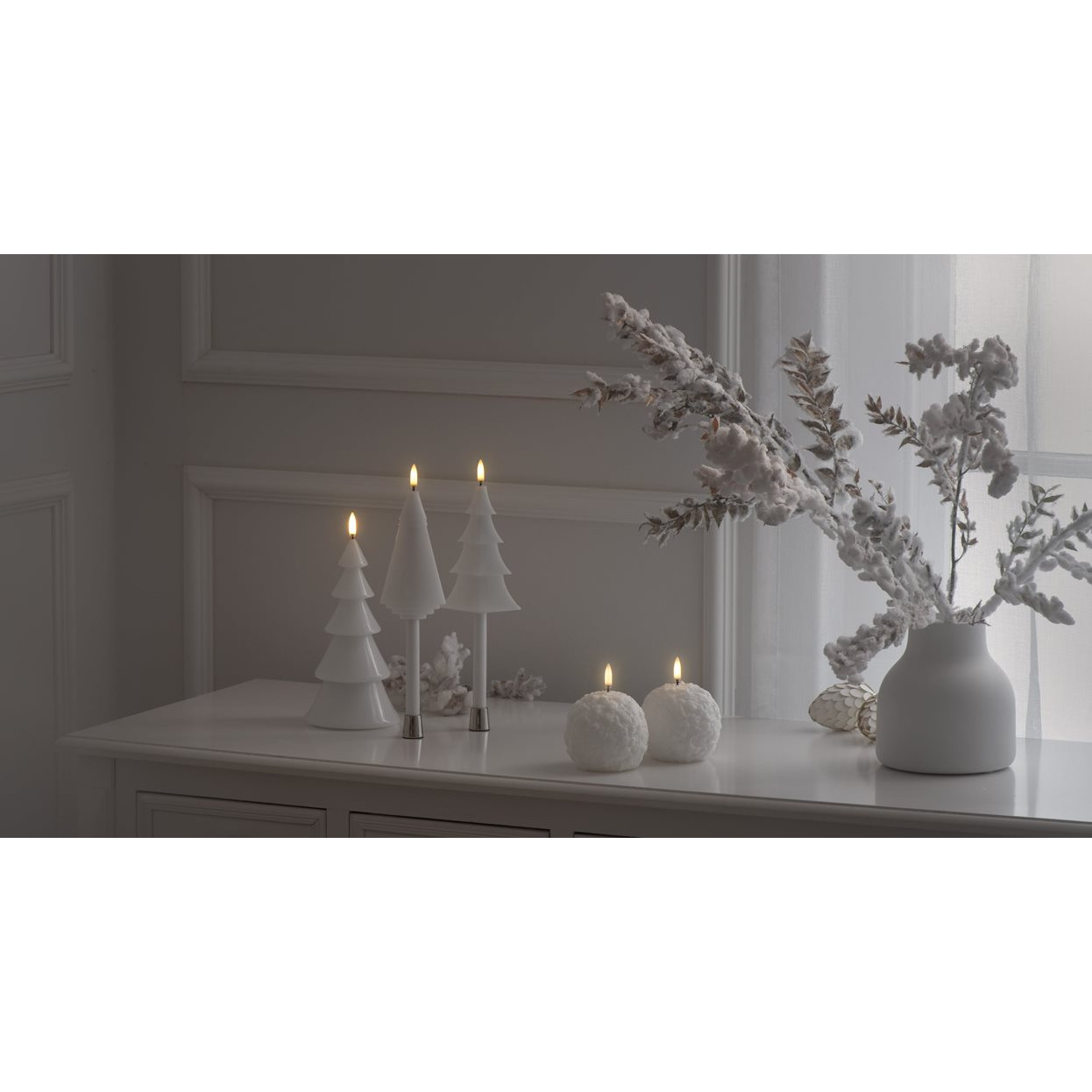 Piffany Snowball LED Kerze Nordic White 8x8cm Deko-Kerzen, Weihnachtsdeko, Weihnachtsbaum-Designer, Schneeweiß, Vase mit Zweigen