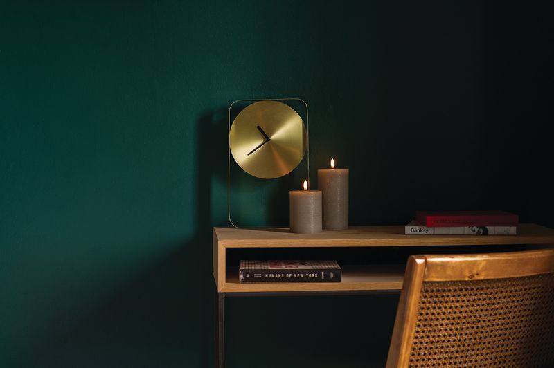 Pillar-Candles-sandstone-on-desk-green-wall-clock-small Uyuni LED Stumpenkerze 7,8x15cm Sandstone