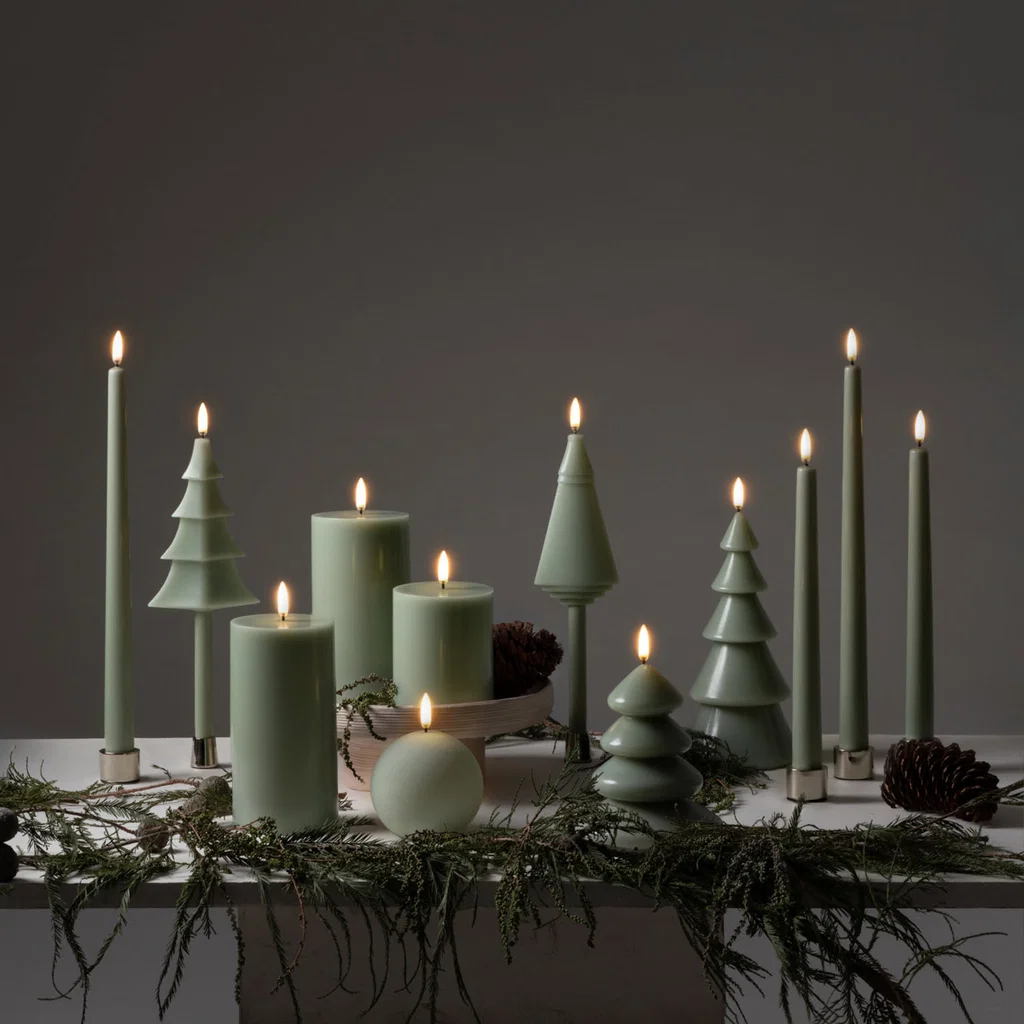 Piffany LED Stumpenkerze, Sage Green, 7,8x15cm, glatt Adventskerzen, Grüne Kerzen, Kerzenarrangement, Kiefernnadeln?, Zweigdekoration