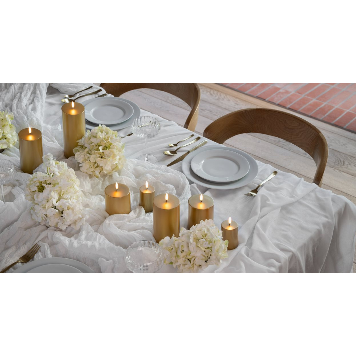 Piffany LED Stumpenkerze Gold Finish, glatt, 5x7,5cm Kandelaber, Tischdeko, Blumen, Stabkerzen, Weißes Tischtuch