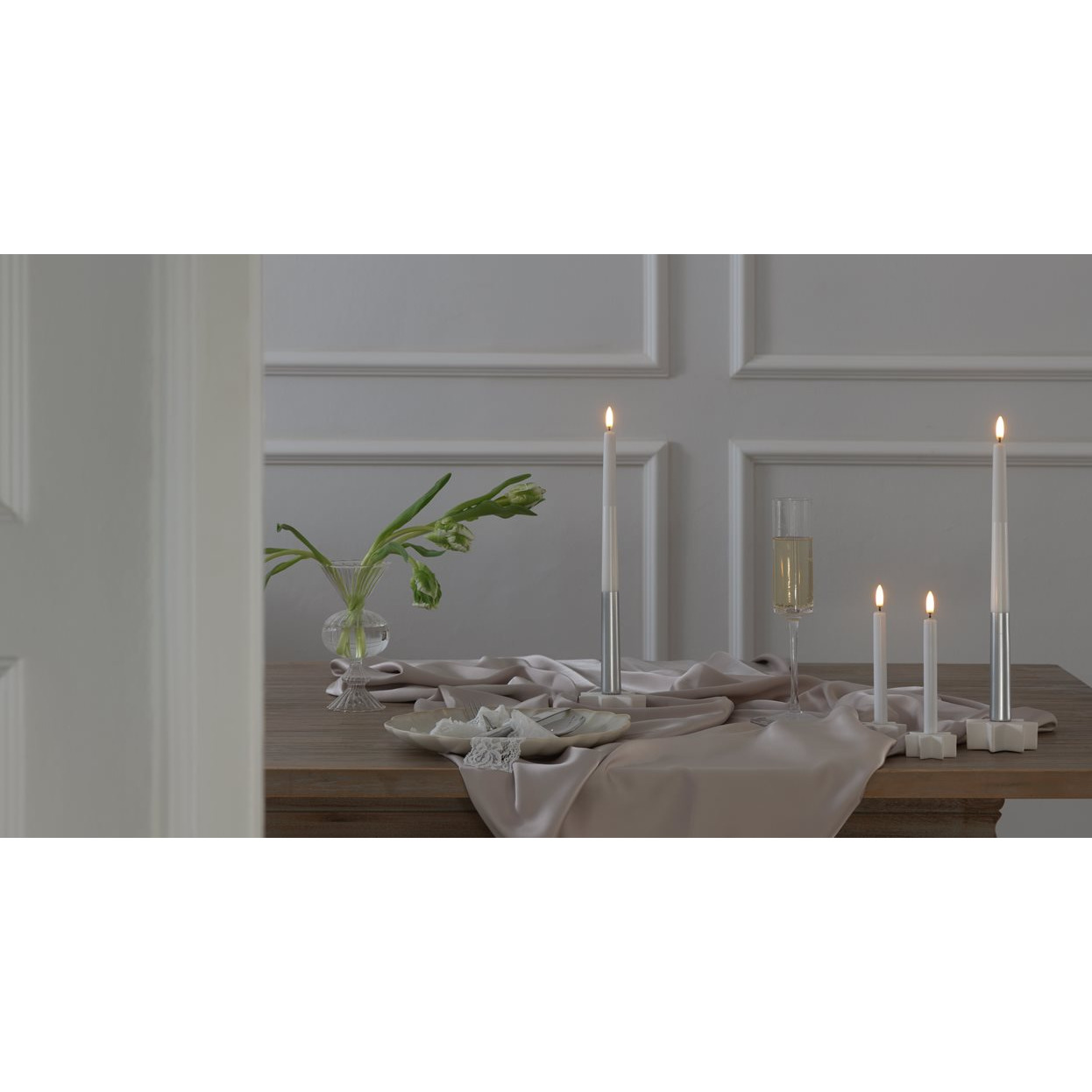 Tischlampe, Kandelaber, Stumpenkerze, Weinflöte, Blumenvasen