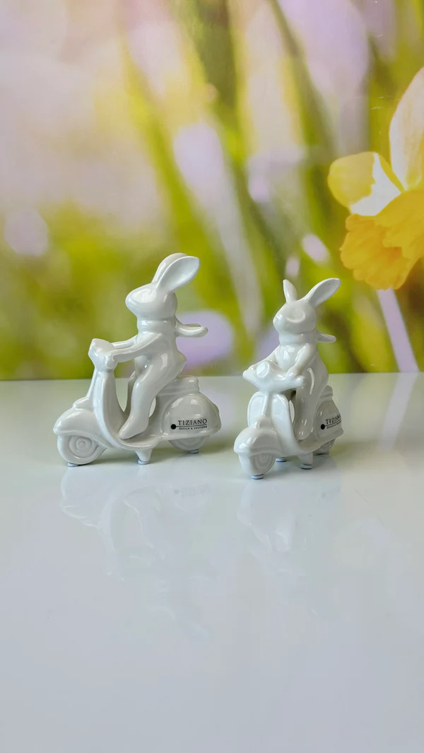 Hase Vespino auf Vespa 13cm cremeweiß