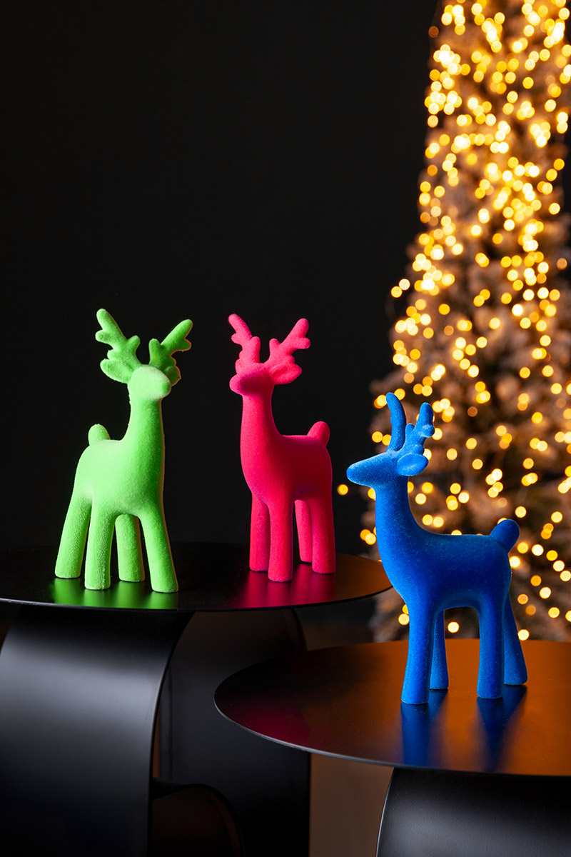Stehendes Reh, Filzfigur, Weihnachtsdekoration, Lichterhintergrund, bunte Tiere